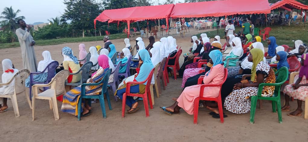 Sheikh giving advice to Muslim youth in a village